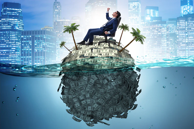 Homme assis sur un tas de dollars.