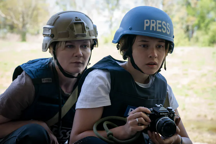 Kirsten Dunst y Cailee Spaeny en _Civil War_.