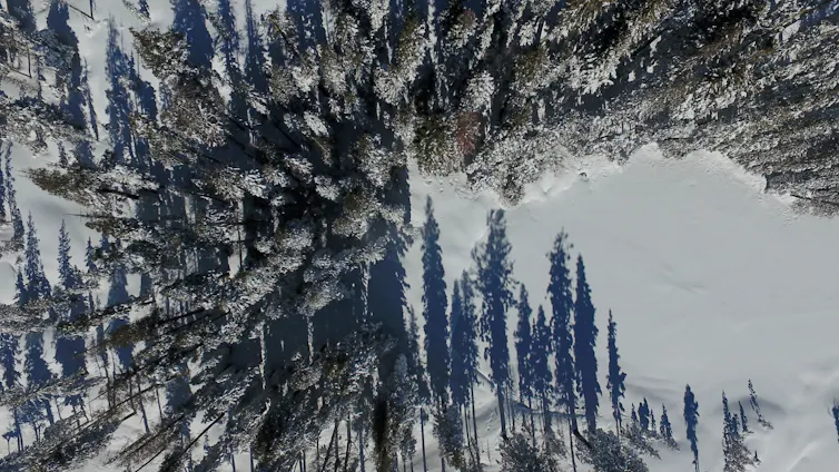 Une vue aérienne de montagne