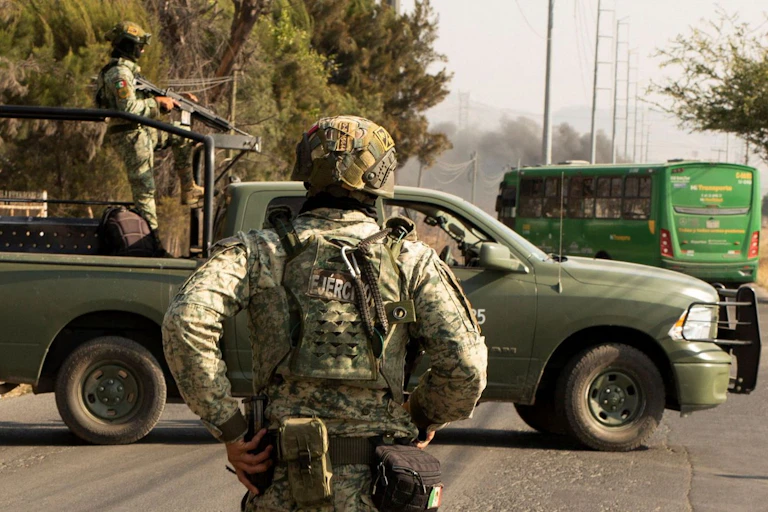 El ejército mexicano patrulla por una carretera tras el operativo que acabó con la vida de _El Mencho_.