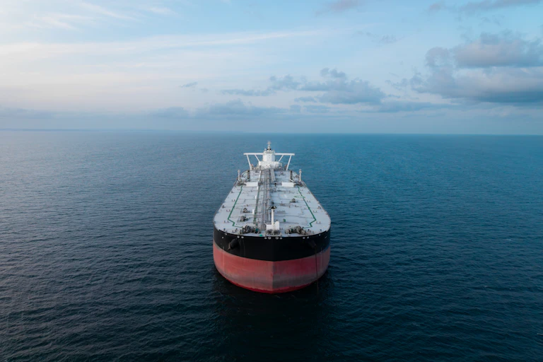 Vista aérea de un barco petrolero