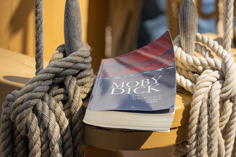 Ejemplar de _Moby Dick_ en un barco.