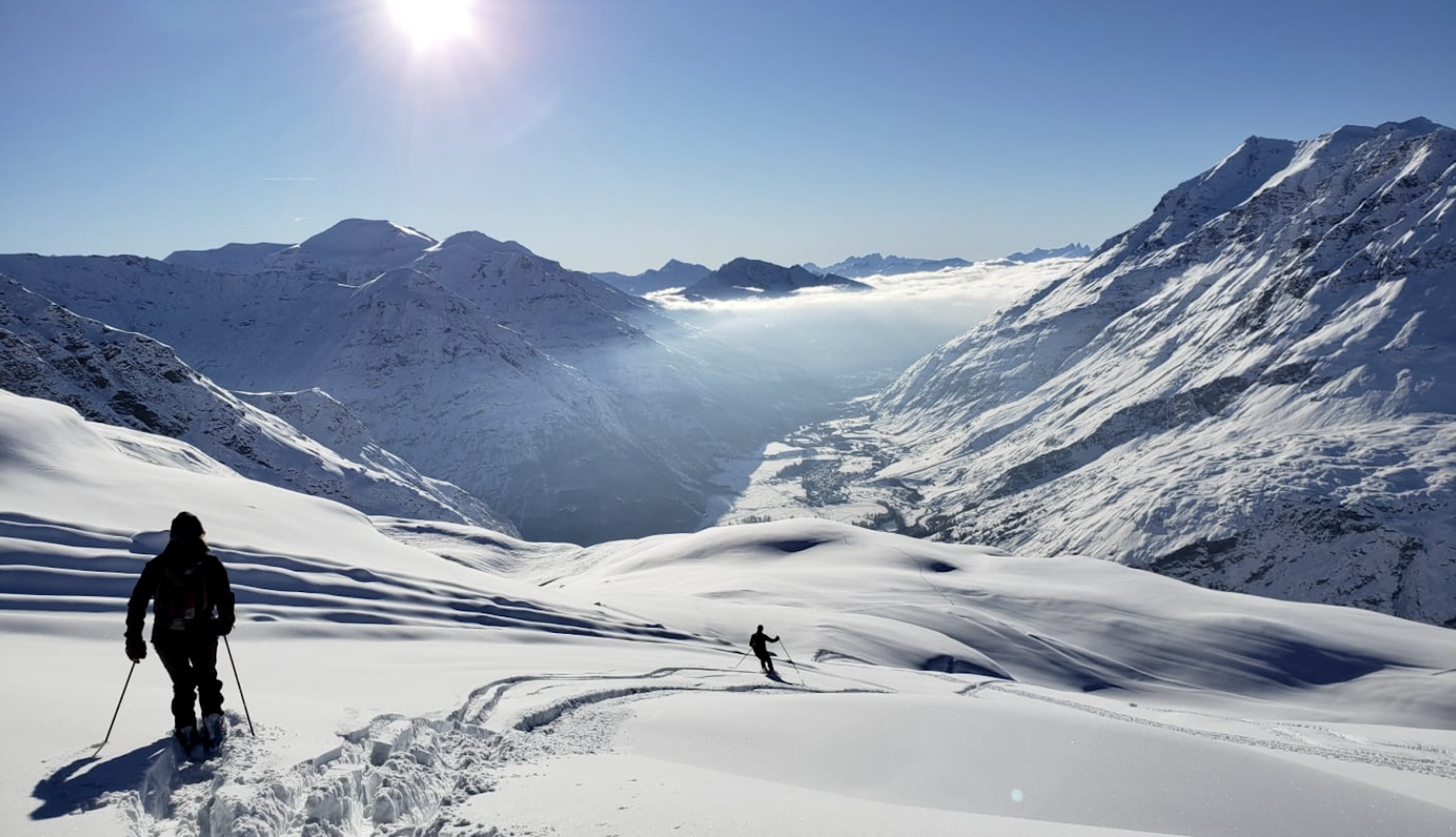 Des skieurs hors-pistes