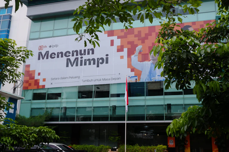 Kegaduhan publik imbas postingan alumni LPDP Dwi Sasetyaningtyas berbuntut panjang