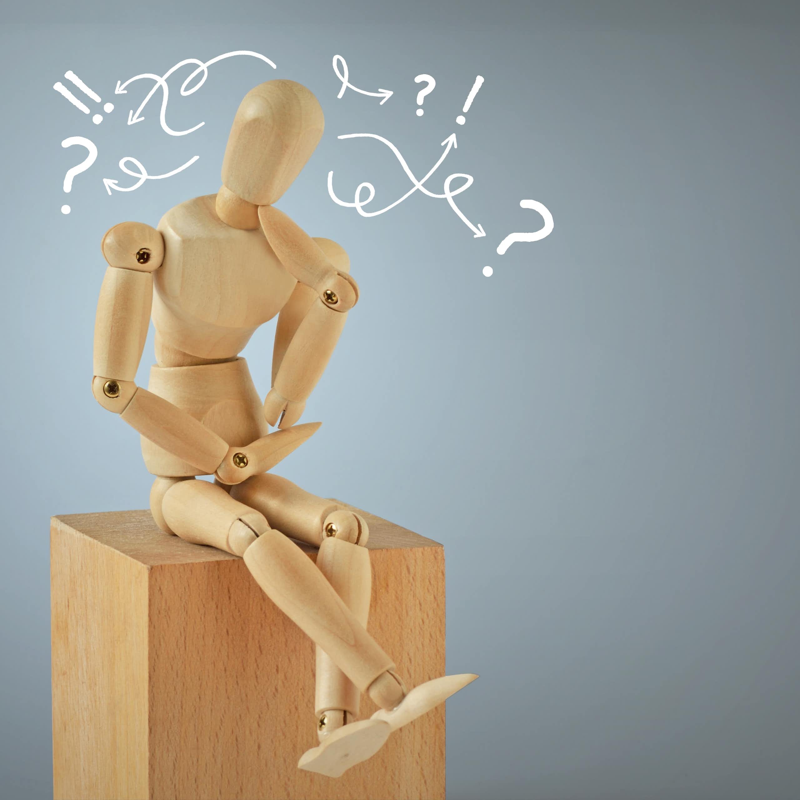 Muñeco de madera de cuya cabeza salen flechas.