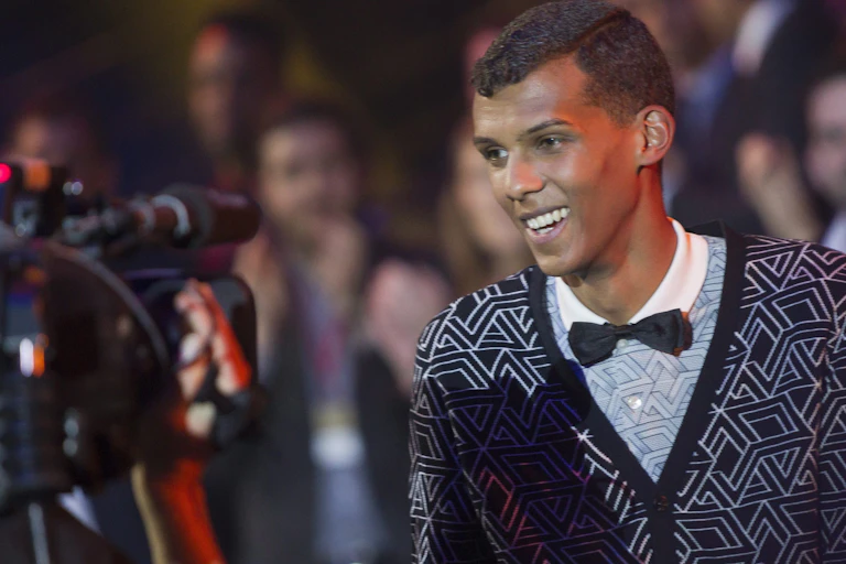 A musician being photographed at an awards ceremony