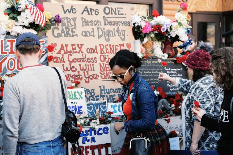 La gente rinde homenaje a Alex Pretty y Renee Goode.