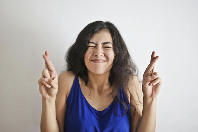 Woman crosses her fingers