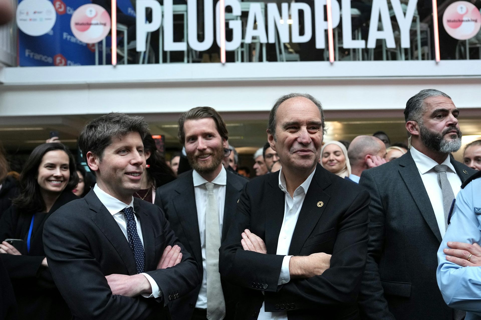 Sam Altman, PDG américain d'OpenAI (à gauche) et Xavier Niel PDG du groupe Iliad et de Free (à droite) lors d'un événement en marge du Sommet sur l'action en matière d'intelligence artificielle à Paris, le 11 février 2025.
