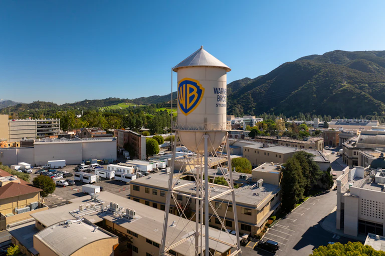 Tanque de agua y torre de los estudios, logotipo, letrero, estudios cinematográficos de Warner Bros.