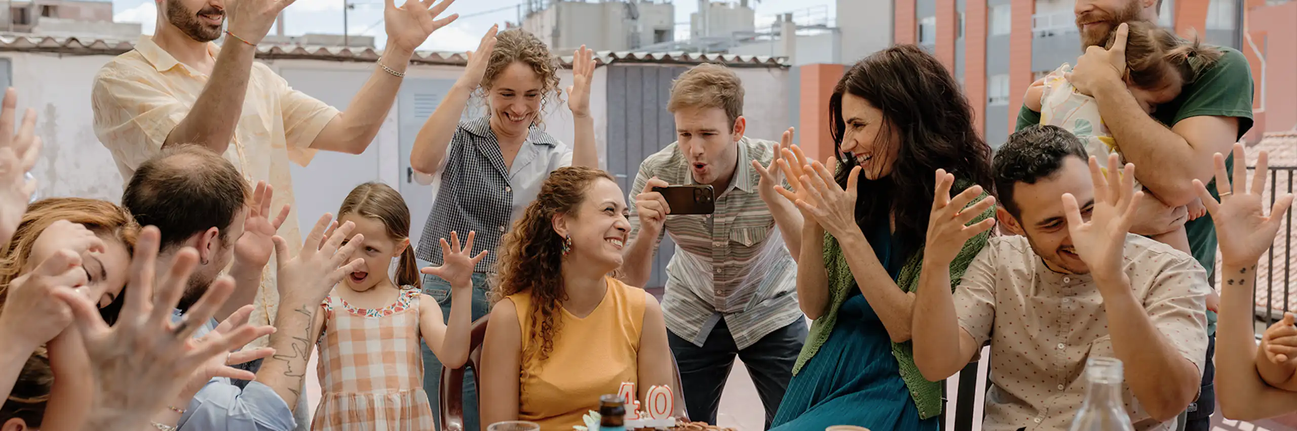 Un grupo de amigos sordos sacude las manos en señal de aplauso.