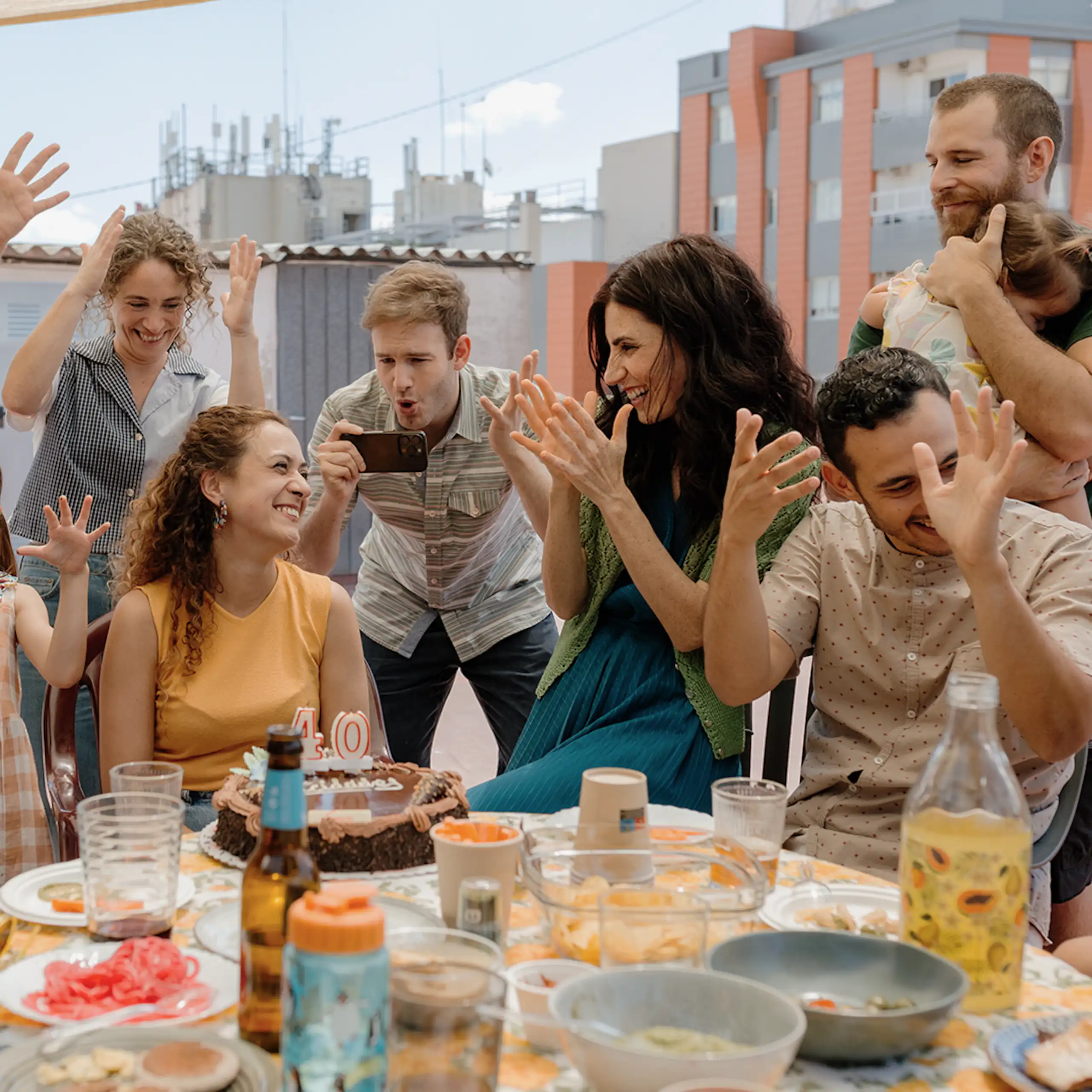 Un grupo de amigos sordos sacude las manos en señal de aplauso.