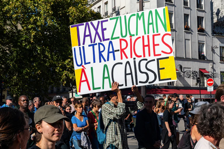 Manifestants pour la taxe Zucman