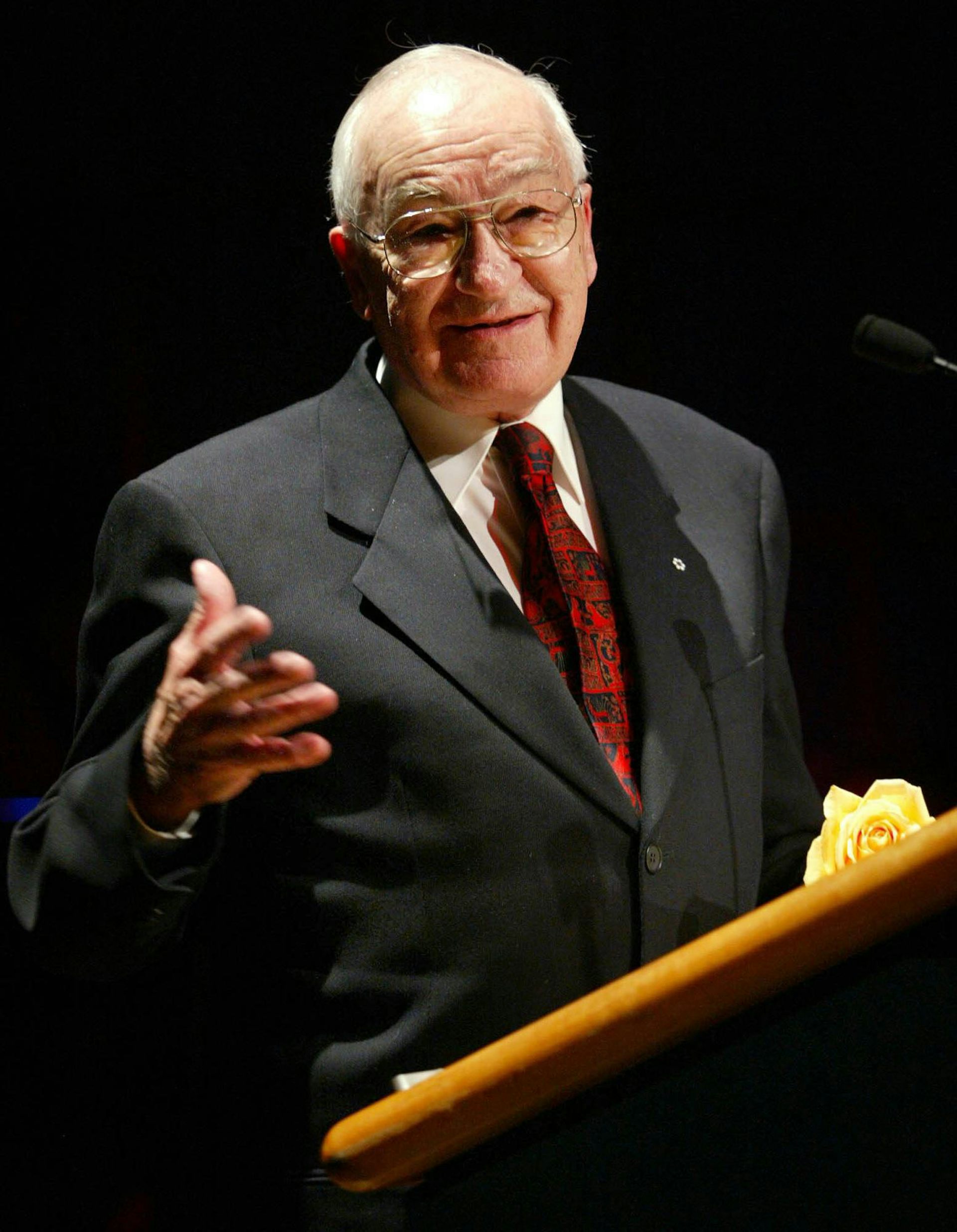 Un hombre en un podio con traje.