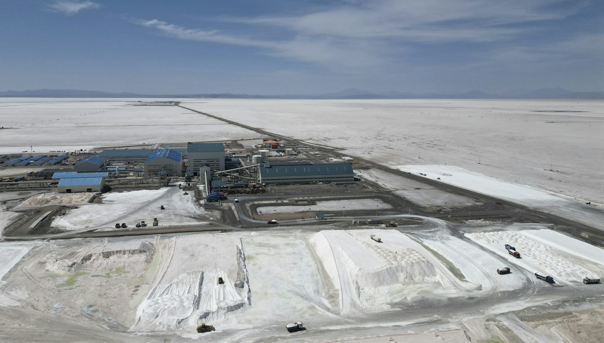 Una planta industrial rodeada por una llanura de sal blanca