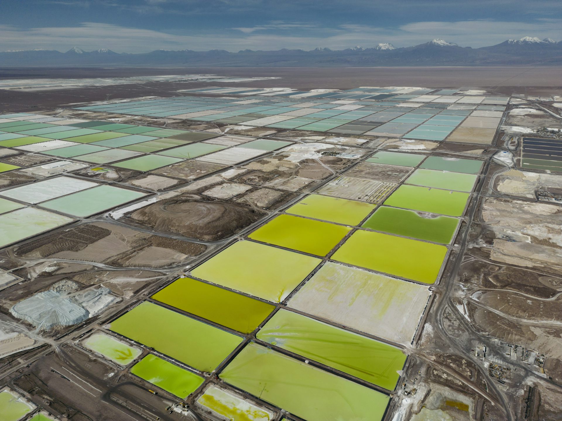 vista aérea de una serie de grandes piscinas verdes de agua salada