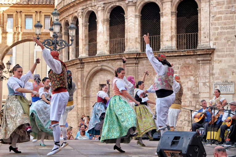 Personas con trajes típicos bailando.
