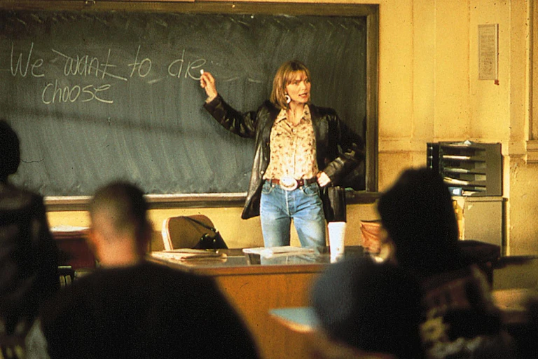Una profesora se dirige a sus alumnos