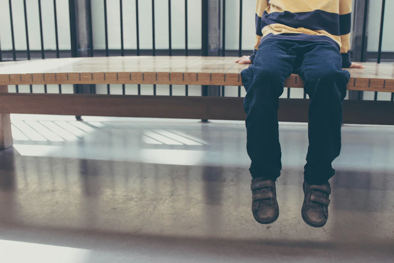 En France, les enfants qui bénéficient d’un accès intermittent à l’école sont comptabilisés comme scolarisés. Ils disparaissent donc des statistiques de non scolarisation.