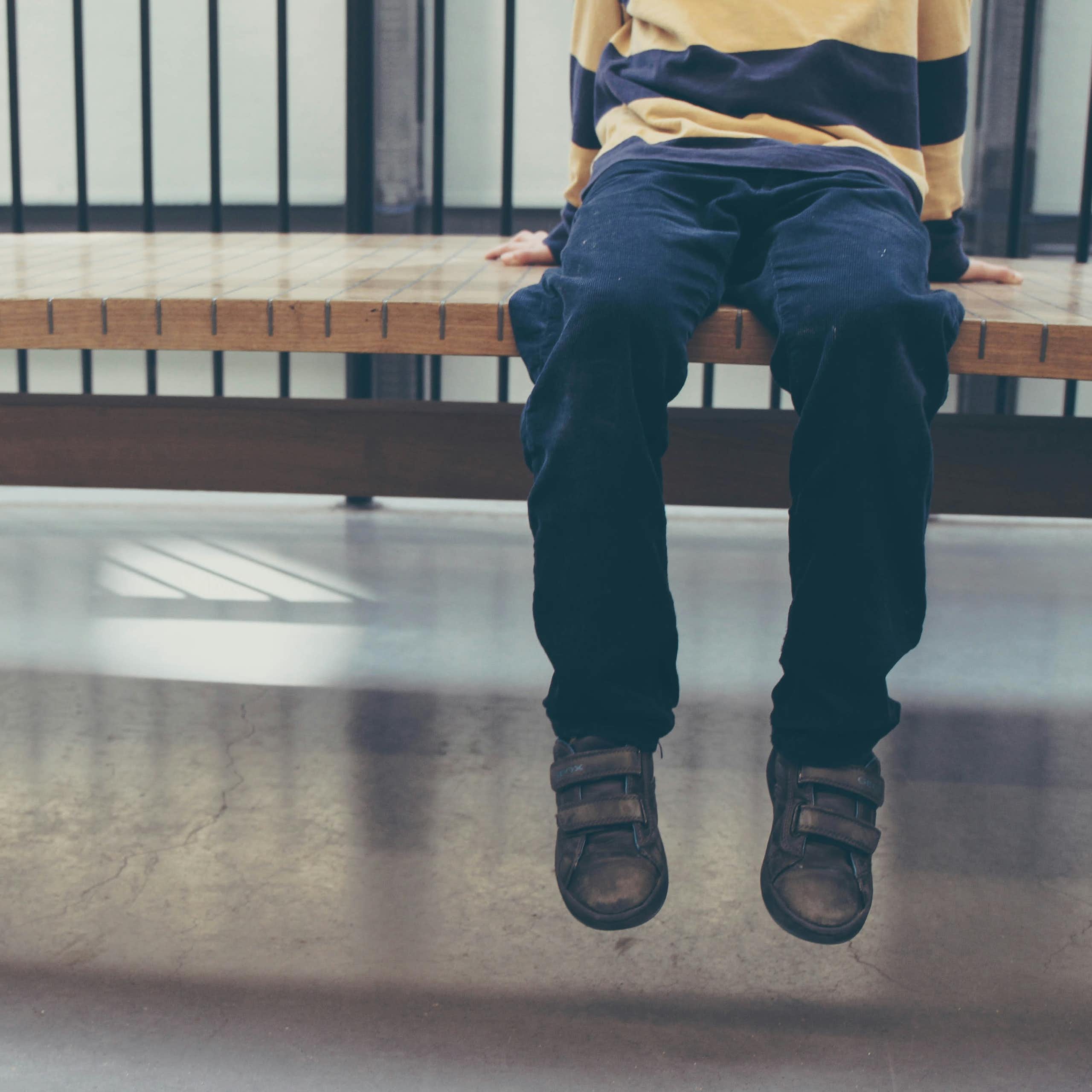En France, les enfants qui bénéficient d’un accès intermittent à l’école sont comptabilisés comme scolarisés. Ils disparaissent donc des statistiques de non scolarisation.