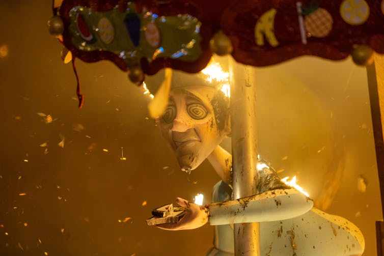 Un muñeco envuelto en fuego.