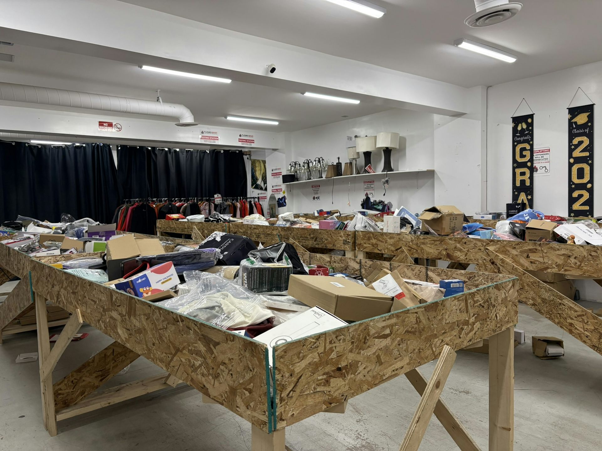 Contenedores llenos de mercancías en una tienda de liquidación