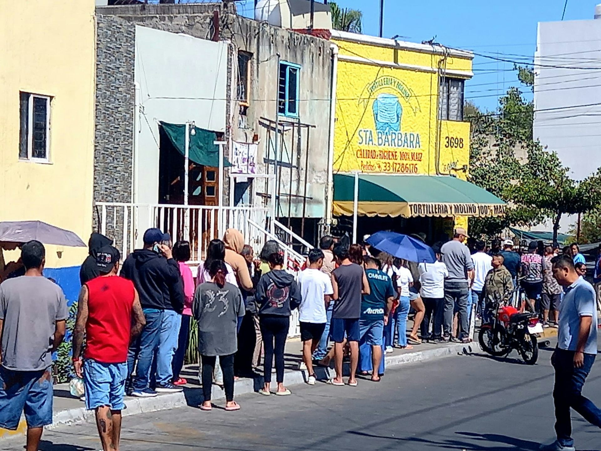 Fotos de gente formada para comprar tortillas en Guadalajara