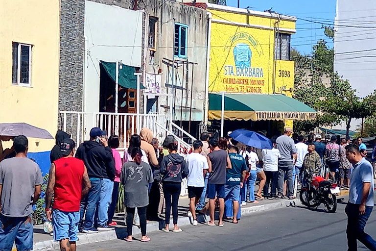 Fotos de gente formada para comprar tortillas en Guadalajara