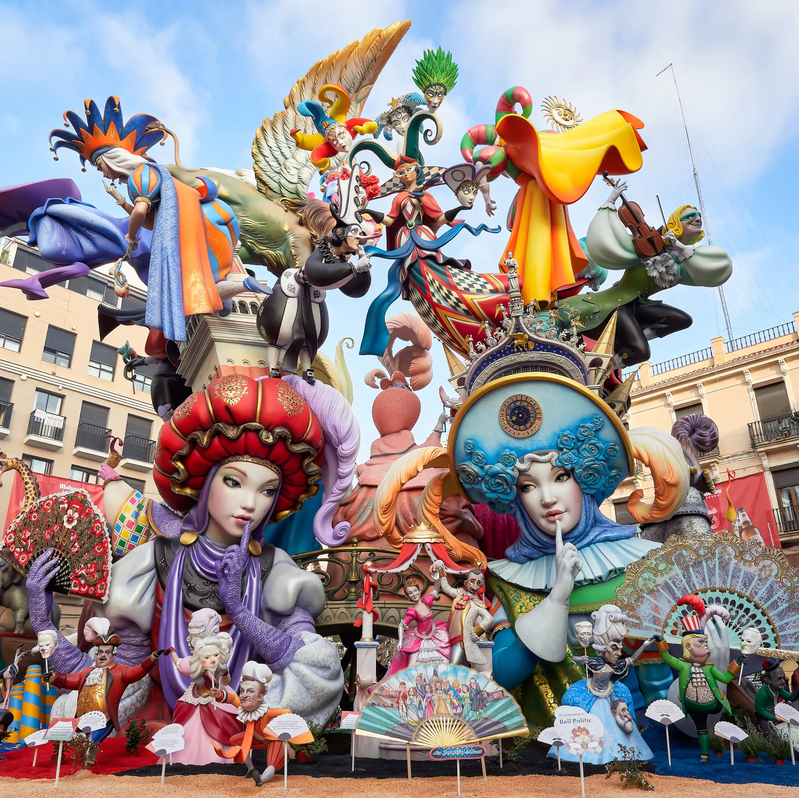 La falla té dos ninots centrals vestits de moro i cristià que es miren amb el dit a la boca, fent-se callar. Molts altres ninots més xicotets, dalt, representen personatges referents a festes populars, música o balls tradicionals.