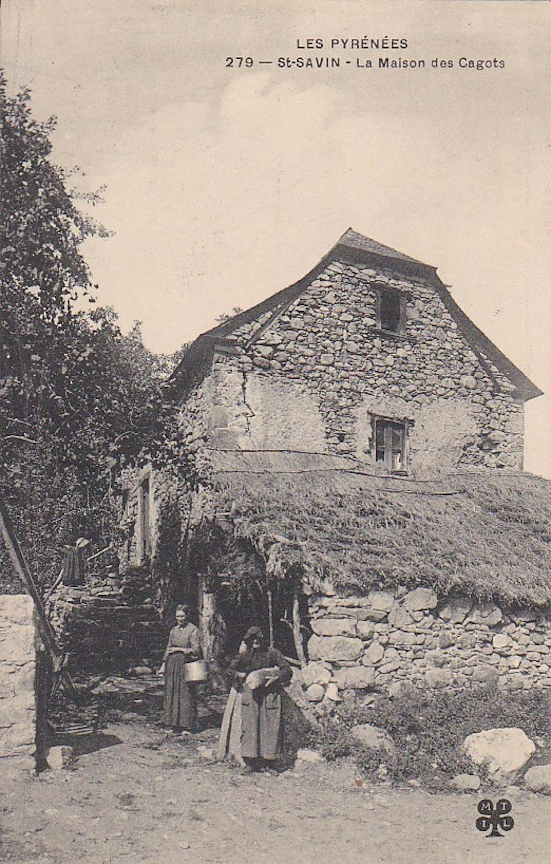 Les cartes postales représentants les quartiers, ponts, sources des cagots se diffusent au XIXᵉ siècle. Ici deux femmes se tiennent aux abords d’une maison pyrénéenne dans le « quartier des cagots » de Saint-Savin
