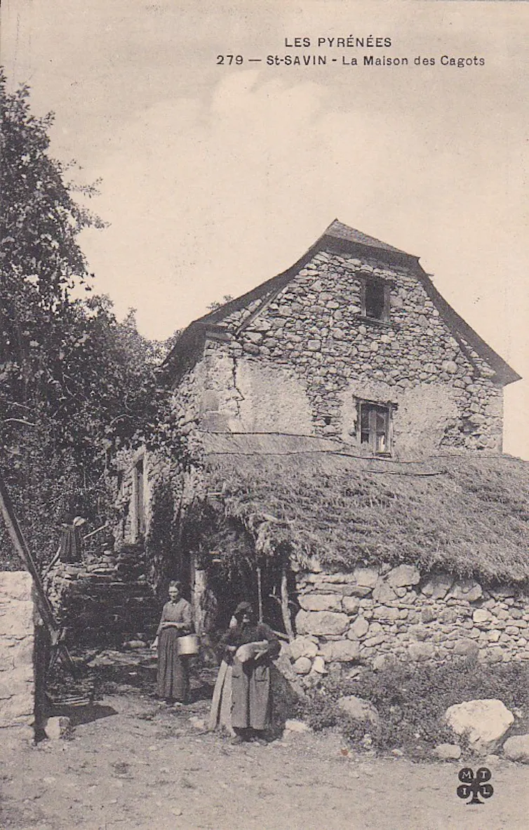 Les cartes postales représentants les quartiers, ponts, sources des cagots se diffusent au XIXᵉ siècle. Ici deux femmes se tiennent aux abords d’une maison pyrénéenne dans le « quartier des cagots » de Saint-Savin