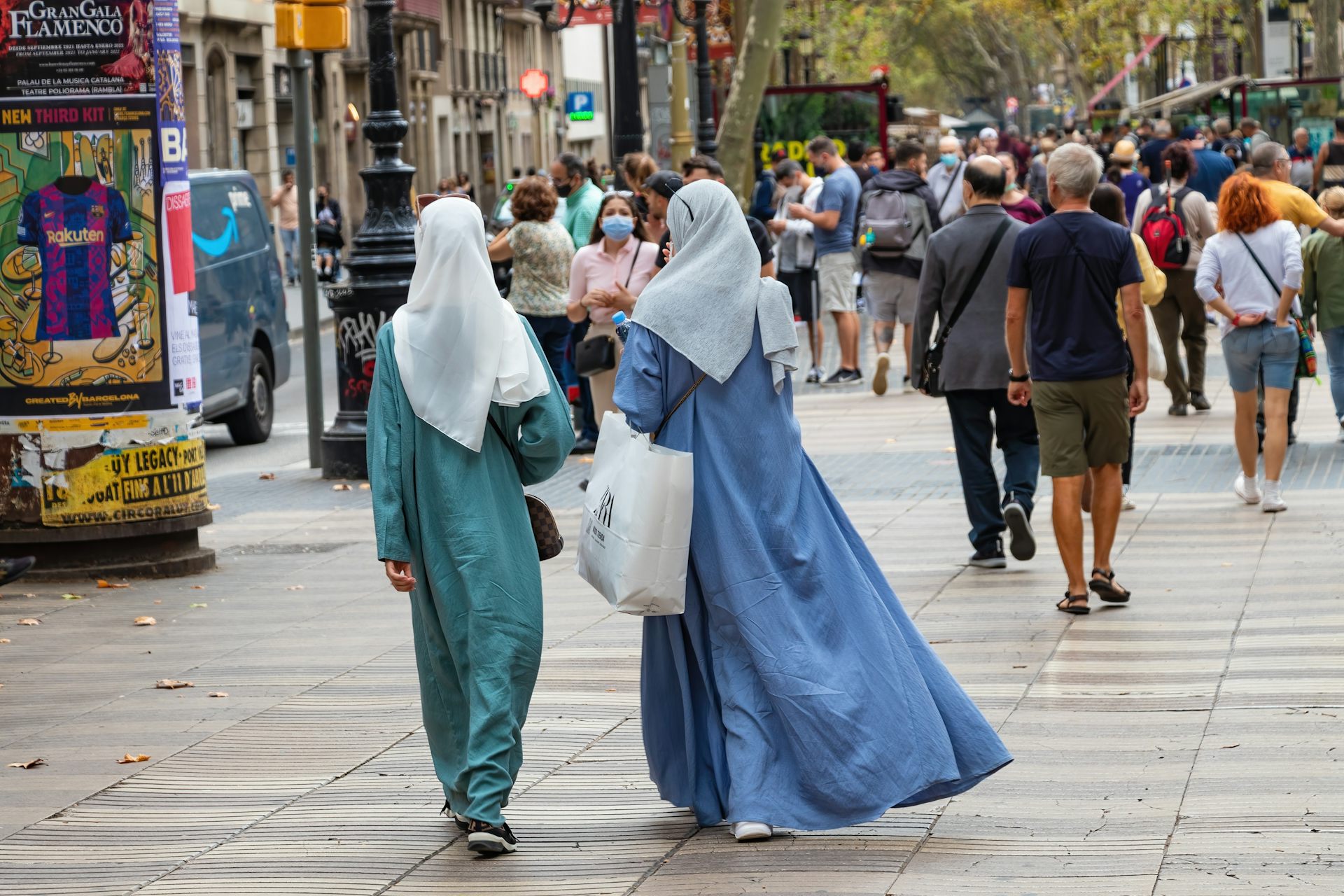 Dos mujeres musulmanas pasean por Barcelona.
