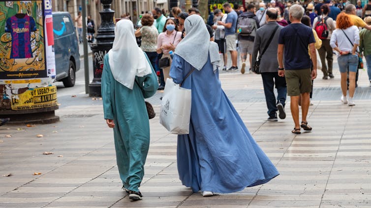 El feminismo no baila solo, sus reivindicaciones deben tener en cuenta el contexto social de las mujeres 2 Dos mujeres musulmanas pasean por Barcelona.