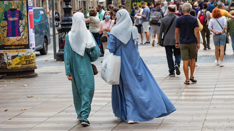 Dos mujeres musulmanas pasean por Barcelona.