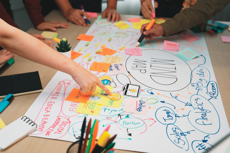 Niños trabajando en la elaboración de un póster.