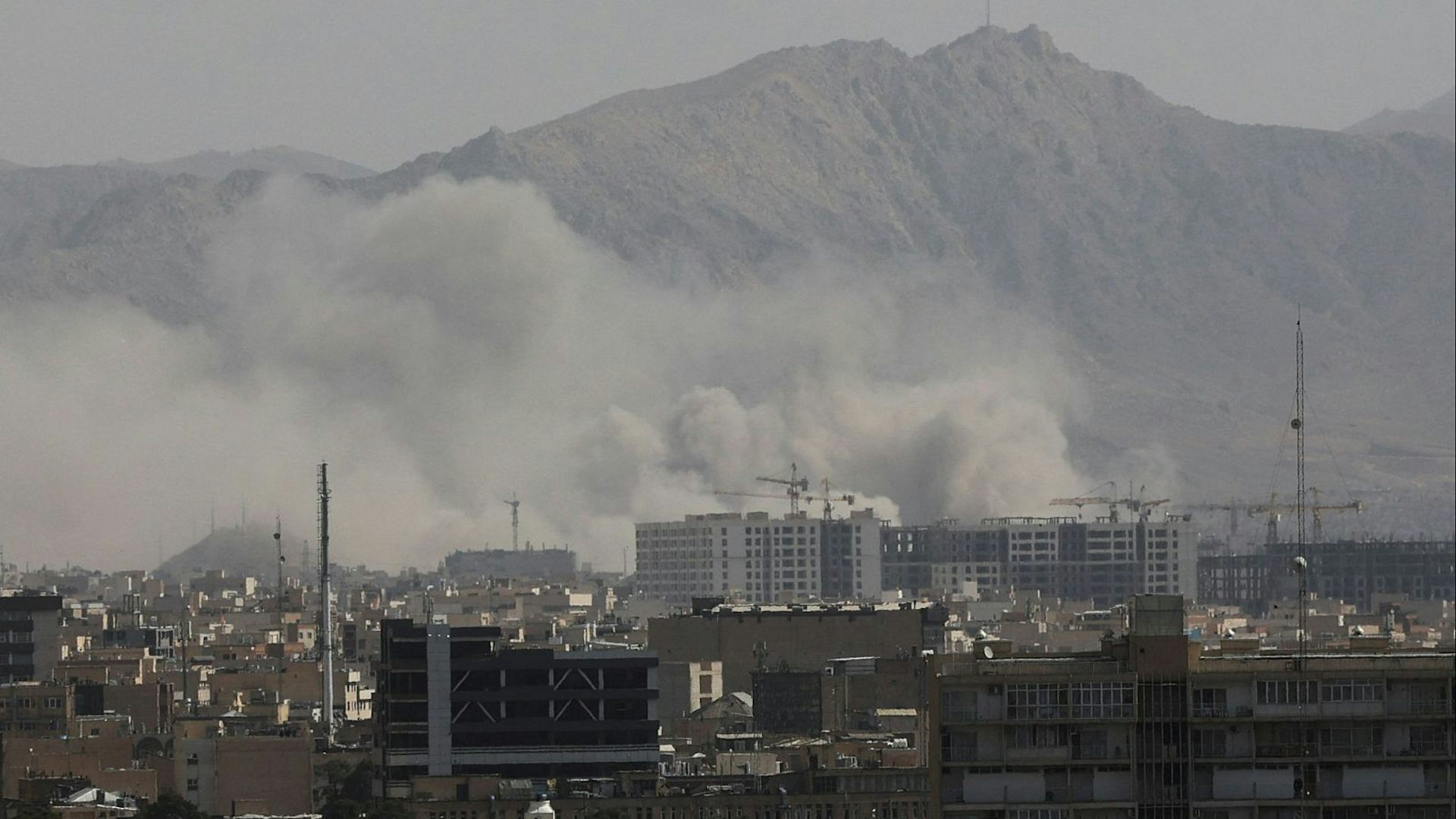 Vista de una ciudad con humo.