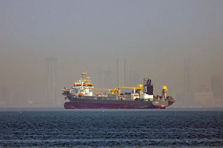 Se ve un barco fondeado frente a la costa de Dubái, Emiratos Árabes Unidos, el 1 de marzo de 2026.