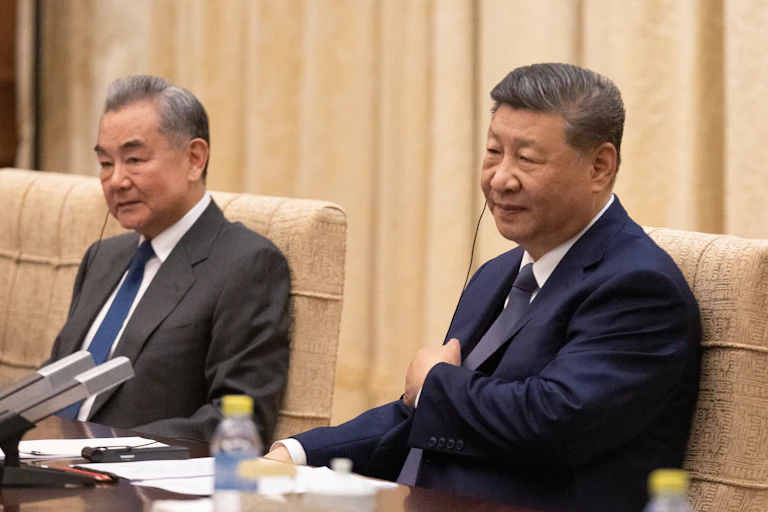 Xi Jinping and Wang Yi sat next to each other at a meeting.