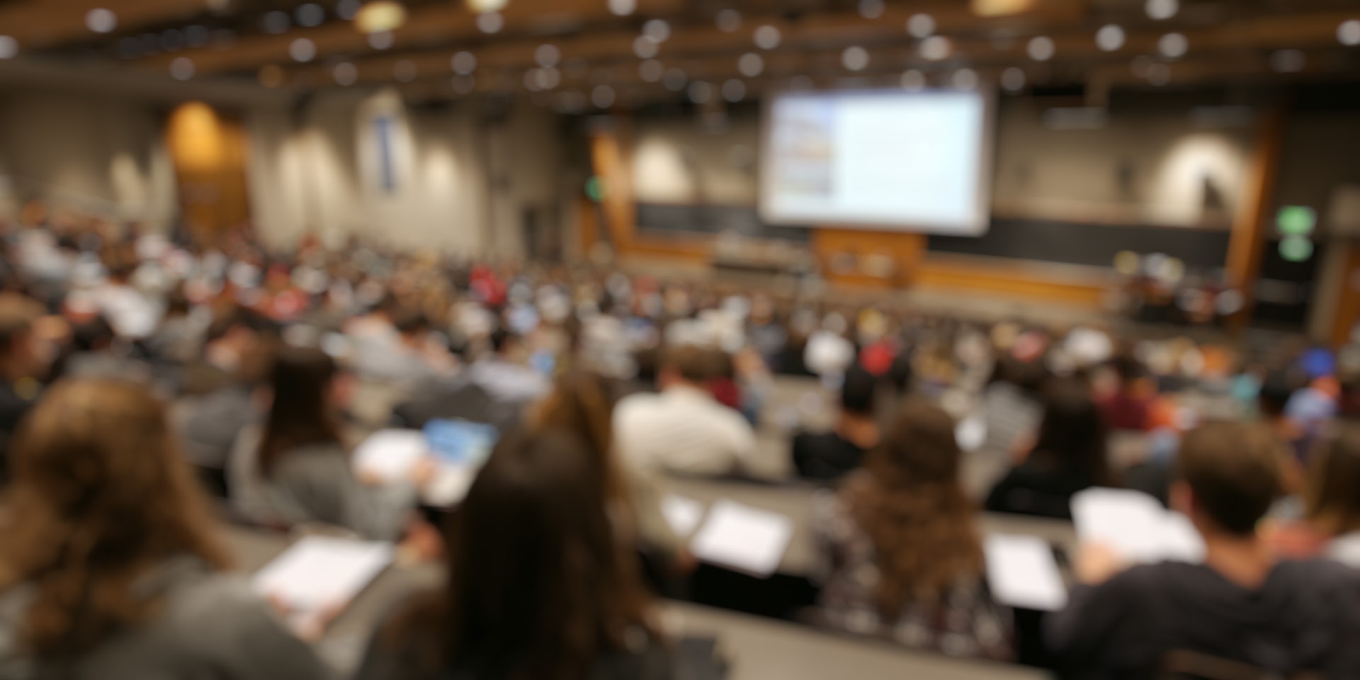 Un amphithéâtre rempli d'étudiants.
