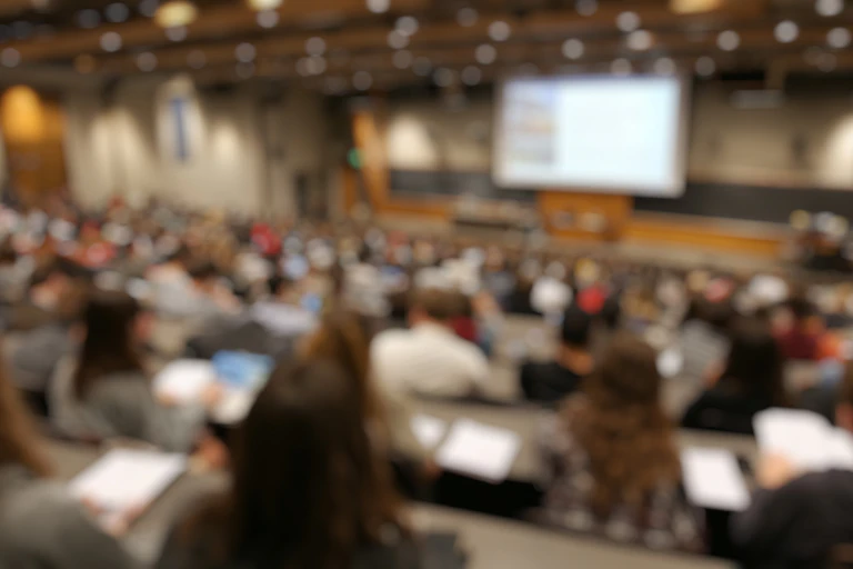 Un amphithéâtre rempli d'étudiants.
