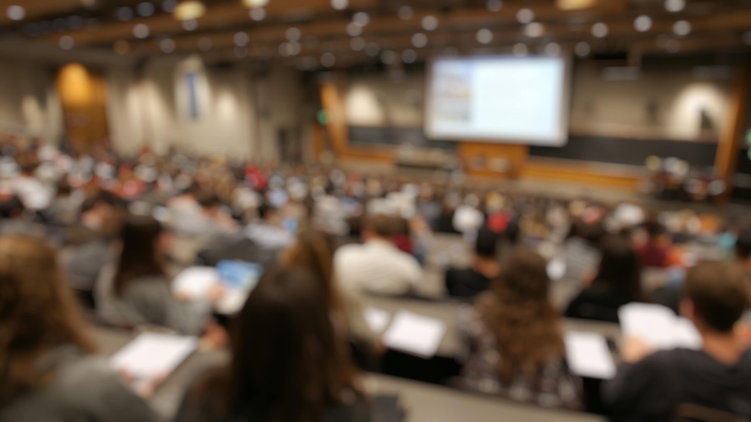 Un amphithéâtre rempli d'étudiants.