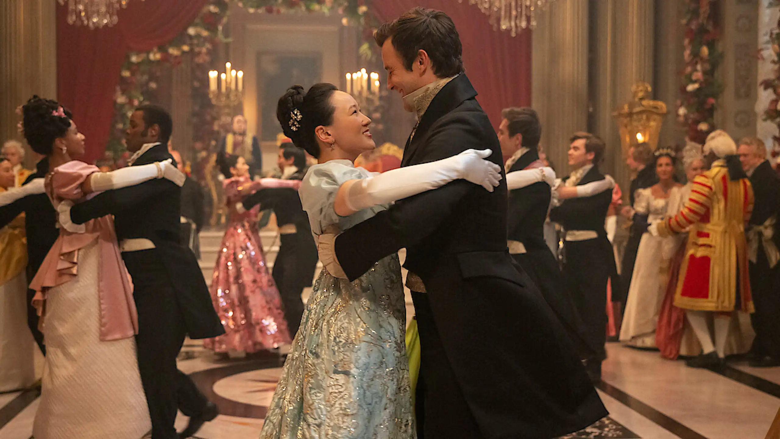 Un hombre y una mujer bailan en un salón de baile.