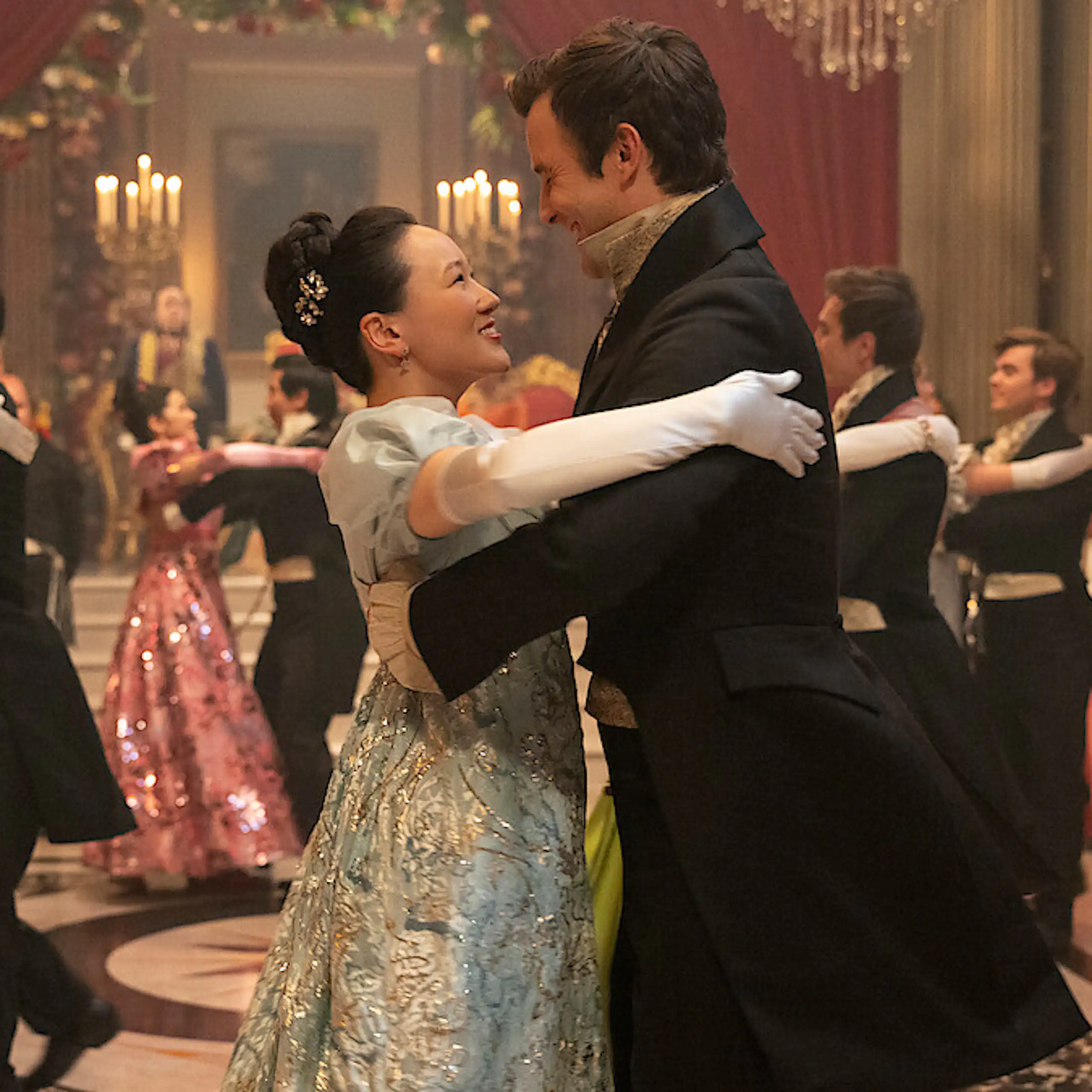 Un hombre y una mujer bailan en un salón de baile.