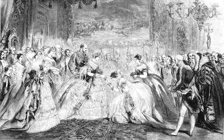 Ilustración en blanco y negro de la presentación de unas jóvenes a la reina.