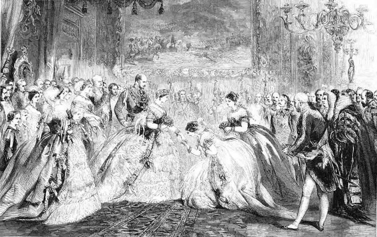 Ilustración en blanco y negro de la presentación de unas jóvenes a la reina.