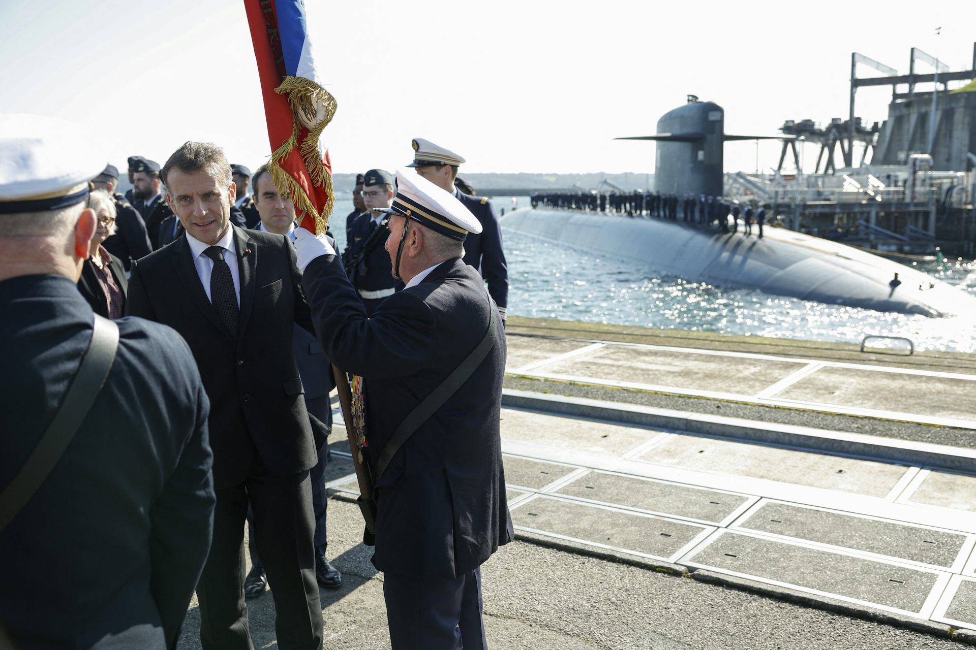 Le président Emmanuel Macron salue les membres de la marine française à son arrivée à la base navale nucléaire de l'île Longue, dans le Finistère, le 2 mars 2026.