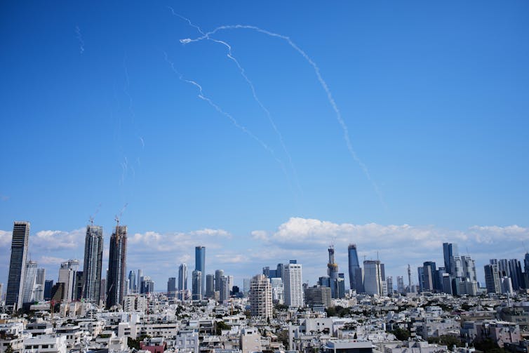 Rayas blancas en el cielo azul sobre la ciudad.