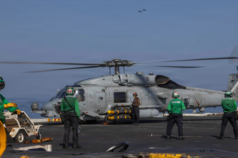 L'hélicoptère MH-60R Sea Hawk se prépare à décoller de l'USS Abraham Lincoln.