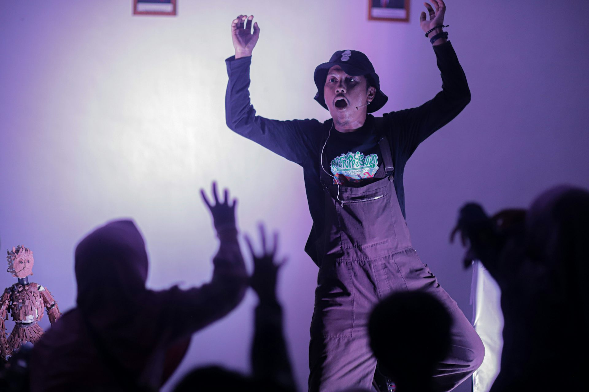 Anak-anak menikmati pertunjukan teater.