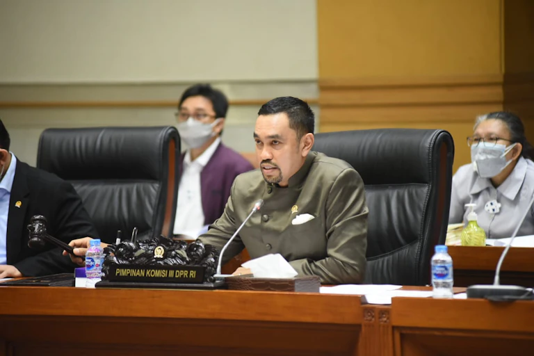 Politikus bermasalah enggan mundur karena jabatannya bisa memberi akses ke sumber daya dan impunitas.